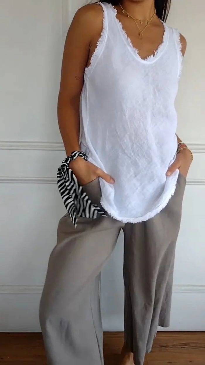 HILDEGARD - ÄRMELLOSES LEINENTOP MIT FRANSEN