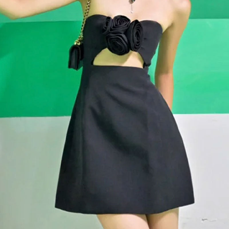 Rana - Trägerloses Minikleid mit Ausschnitt in Pastellrosa