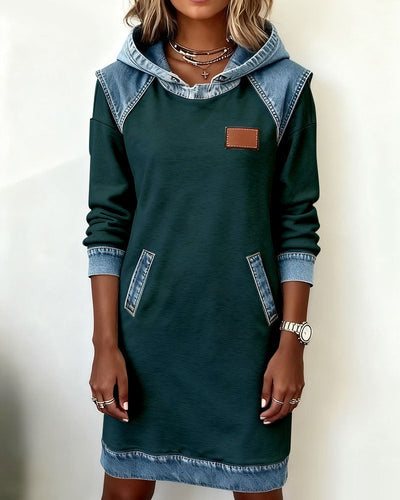 Viktoria – Lässiges Kleid Mit Kapuze und Denim Einsätzen