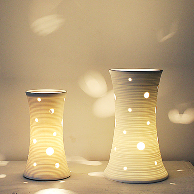 Vaselle – Weiße Keramiklampe mit naturinspirierten getrockneten Blumen