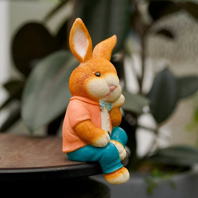 WhimsiBunny – Sitzende Kaninskulptur für spielerische und moderne Schreibtisch- oder Regaldekoration