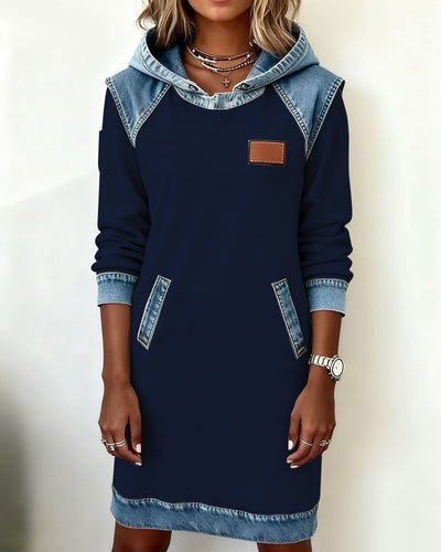Viktoria – Lässiges Kleid Mit Kapuze und Denim Einsätzen