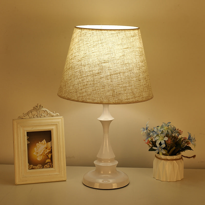 SoftGlow Tischlampe mit Stoffschirm – Moderne minimalistische Tischlampe