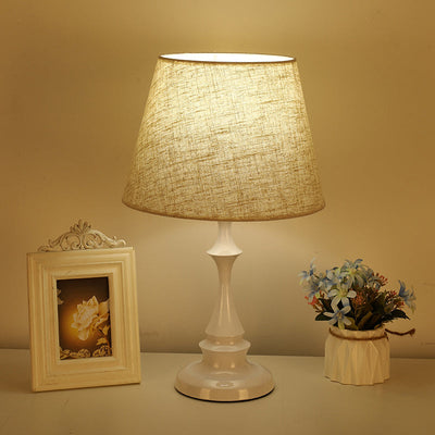 SoftGlow Tischlampe mit Stoffschirm – Moderne minimalistische Tischlampe