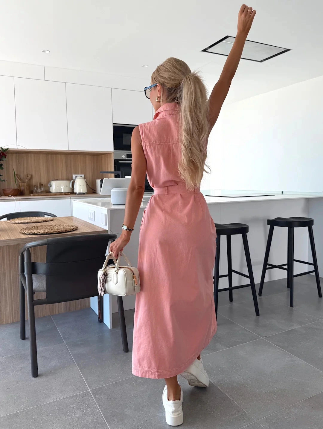 Elisara Ärmelloses Lange Kleid mit Knopfdetail vorne – Elegantes Flammendes Kleid