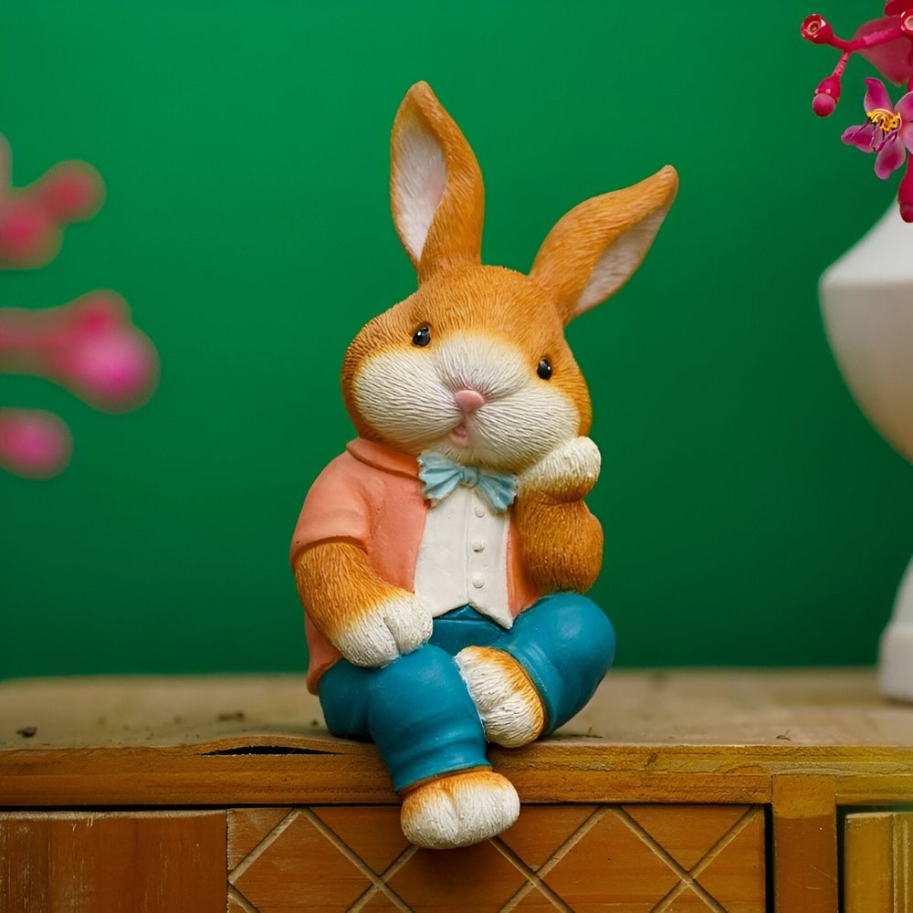WhimsiBunny – Sitzende Kaninskulptur für spielerische und moderne Schreibtisch- oder Regaldekoration