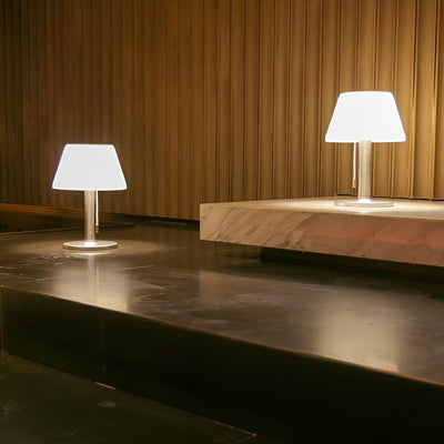 SunGlow – Elegante solide Tischlampe für Außenbereich Charme