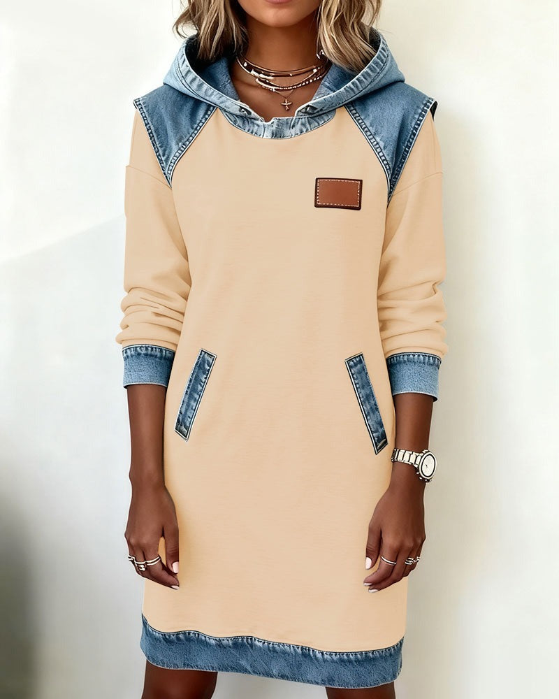 Viktoria – Lässiges Kleid Mit Kapuze und Denim Einsätzen