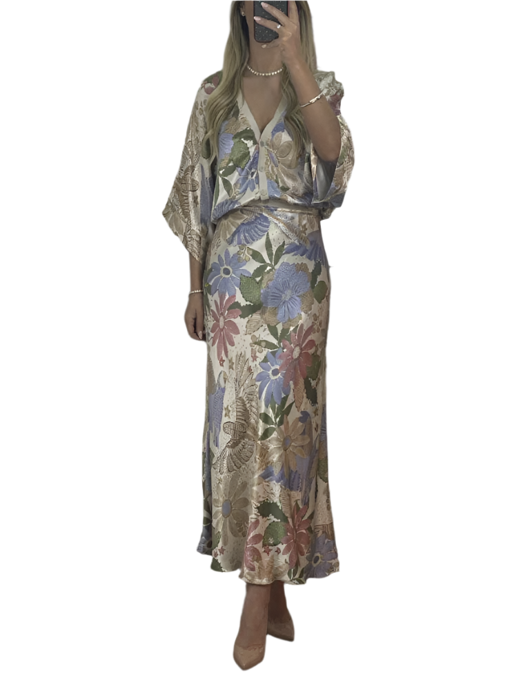 Fleuréline – Verfeinerte Mittellangkleid mit halber Knopfleiste, Knopfleiste und breiten Ärmeln im Blumenmuster