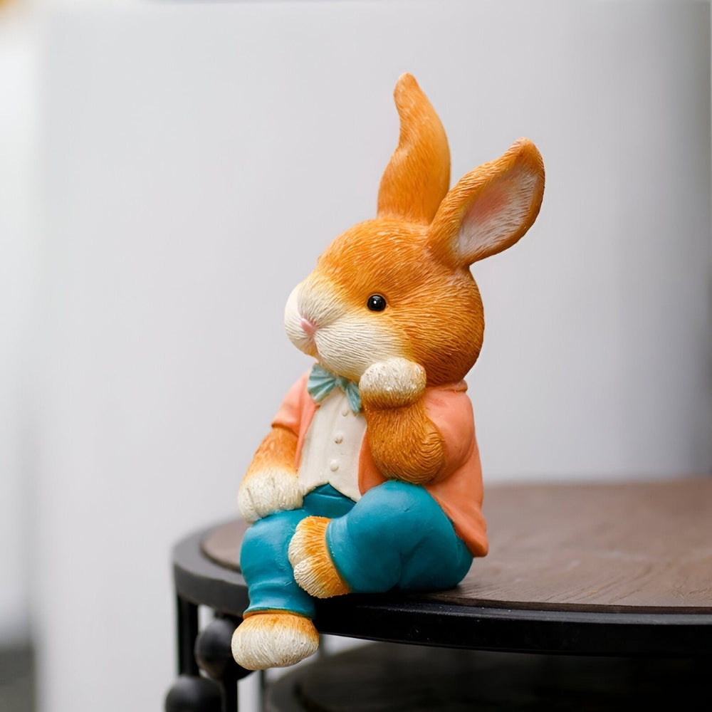WhimsiBunny – Sitzende Kaninskulptur für spielerische und moderne Schreibtisch- oder Regaldekoration