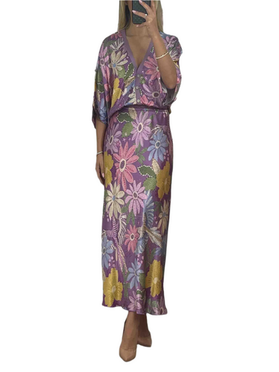 Fleuréline – Verfeinerte Mittellangkleid mit halber Knopfleiste, Knopfleiste und breiten Ärmeln im Blumenmuster