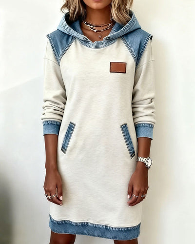 Viktoria – Lässiges Kleid Mit Kapuze und Denim Einsätzen