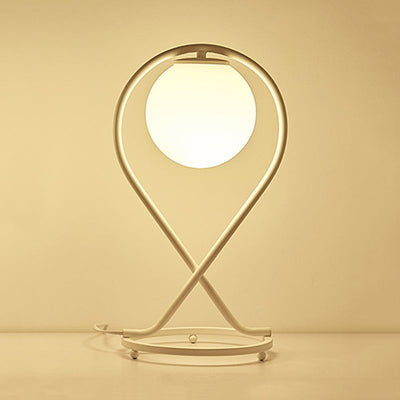 Crosstique – modernes lineares Nachttischlicht aus Eisen