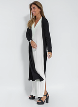Weißes Kleid + schwarze Weste
