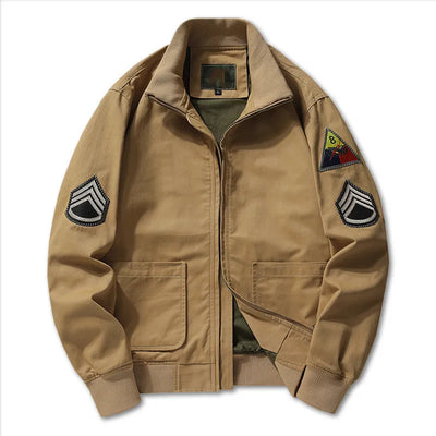 GÖTZ - BOMBERJACKE MIT MILITÄRISCHEN AUFNÄHERN