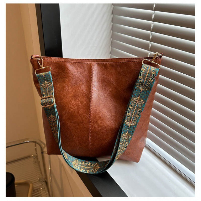 FABIENNE - GROSSE TASCHE UND GEMUSTERTER RIEMEN