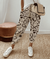 Beige mit Punkten