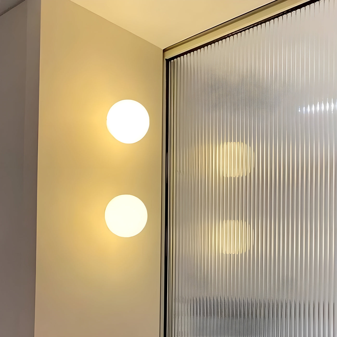LumaGlow – Moderne Wandleuchte mit mattem Glas-Schirm und eleganter Basis
