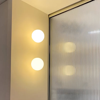 LumaGlow – Moderne Wandleuchte mit mattem Glas-Schirm und eleganter Basis