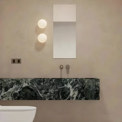 LumaGlow – Moderne Wandleuchte mit mattem Glas-Schirm und eleganter Basis