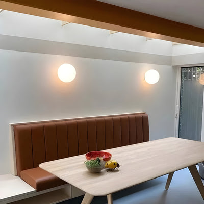 LumaGlow – Moderne Wandleuchte mit mattem Glas-Schirm und eleganter Basis