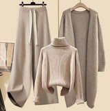 Aprikosenfarbener Pullover aprikosenfarbene Hose und aprikosenfarbener Blazer