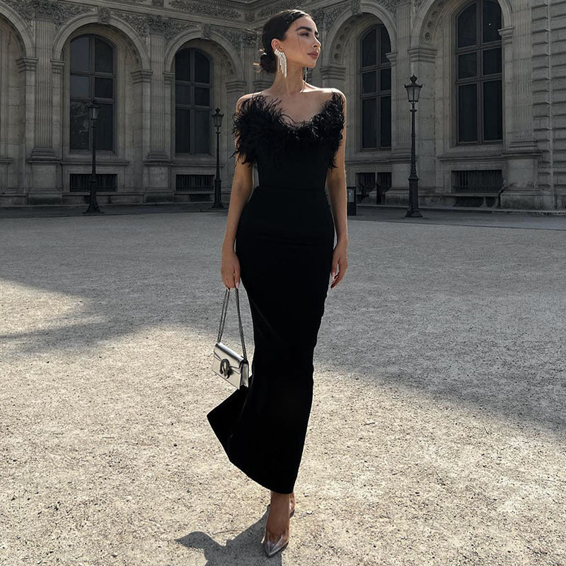 Viviana - Schwarzes Maxikleid mit schulterfreiem Ausschnitt und Federverzierung
