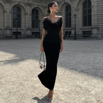 Viviana - Schwarzes Maxikleid mit schulterfreiem Ausschnitt und Federverzierung