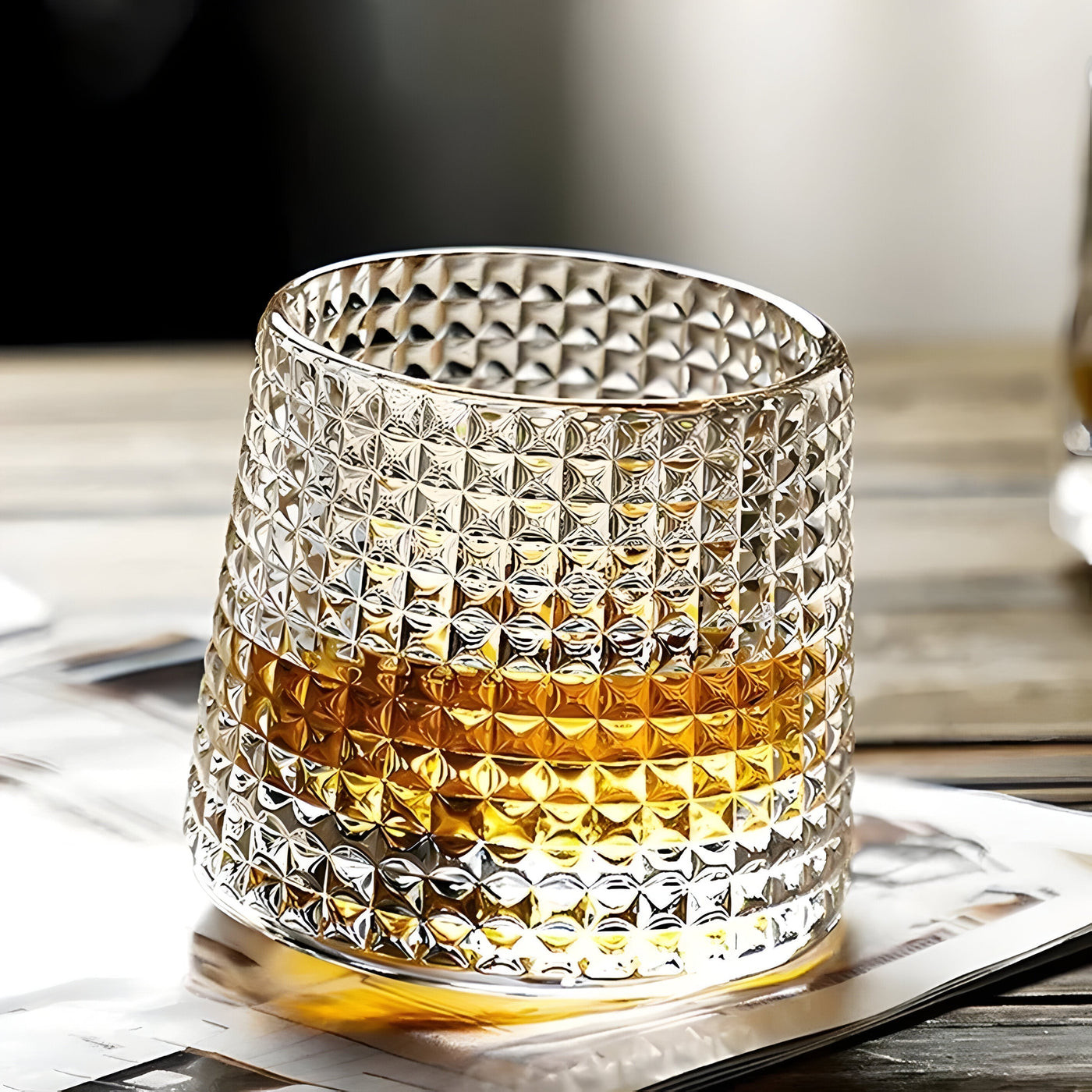 SwirlSip – Drehbares, texturiertes Whiskyglas mit auffällig geripptem Design